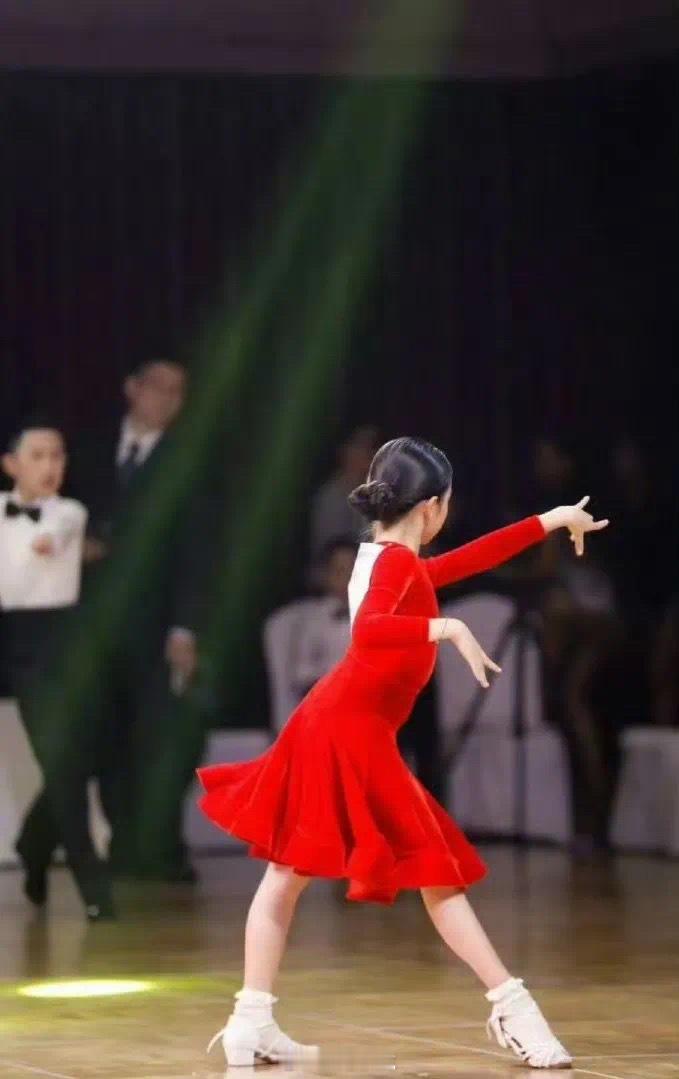 小花自5岁起学习拉丁舞，此前多次在国内赛事获奖。此次参加的是在英国举办的国际赛事
