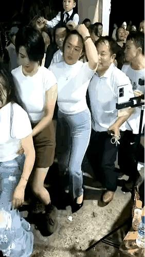 张大姐最近成了广场舞队和KTV的“常客”，天不亮就去广场占位，半夜才踩着点回家，