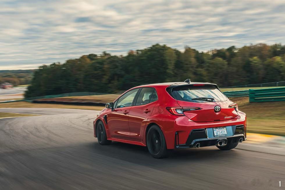 Car & Driver年度的闪电圈又来了。不算纯电的话，这次一大堆车里气缸最少