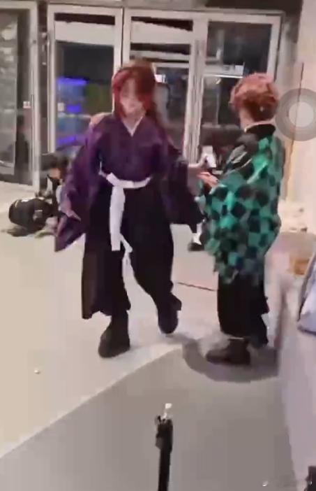 天府红打人 不管谁对谁错，首先有人受伤了不报警不打救护车就站在那里当吉祥物吗 也