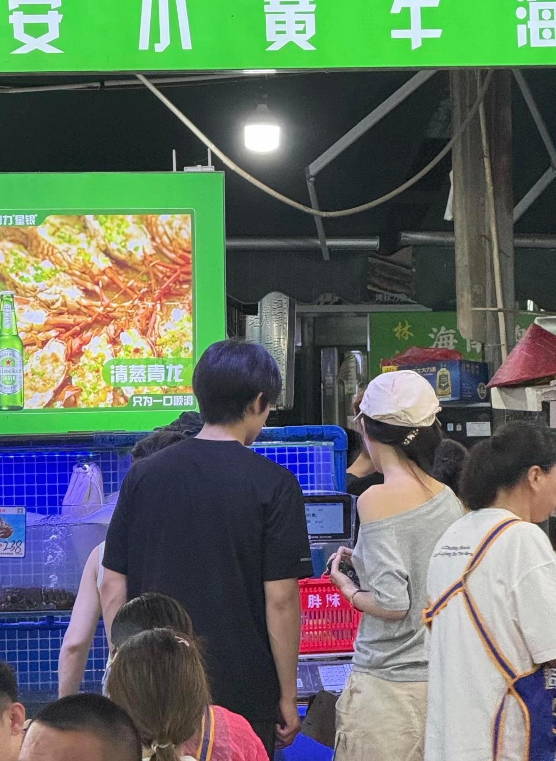 落日雨辉就这样稳稳的很安心海南偶遇曾辉韩雨彤曾辉韩雨彤牵手逛夜市