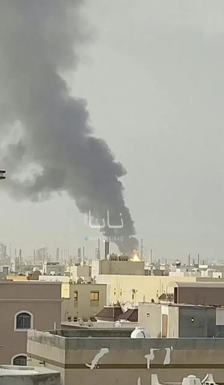 巴林的巴布科石油精炼厂遭到伊朗无人机打击，冒起了冲天黑烟。该厂主要是为美国海军第