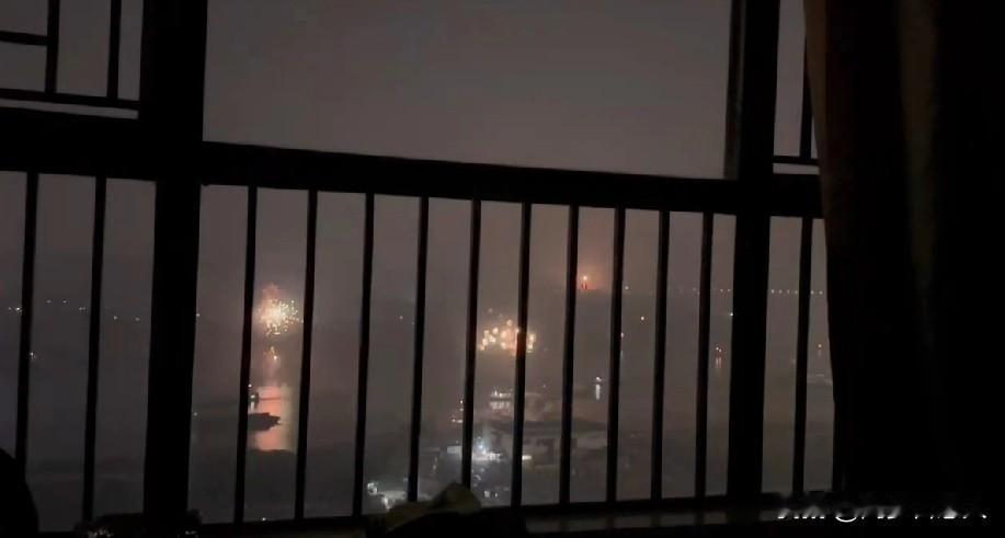 感觉像过年一样，听到了窗外传来不断的烟花声，堪比农历新年！
说实话，一直很不在意