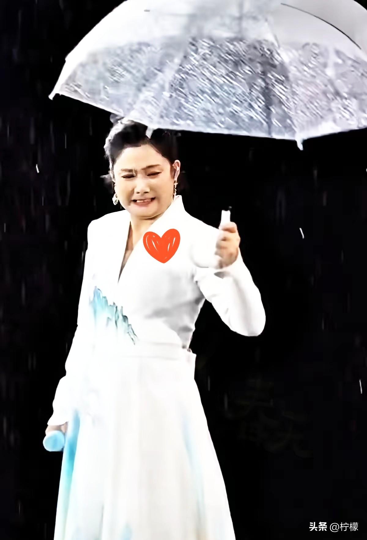 曾毅现在是越来越飘了！
演唱会上为了耍帅，直接把手里的伞给扔了。旁边玲花明显是一