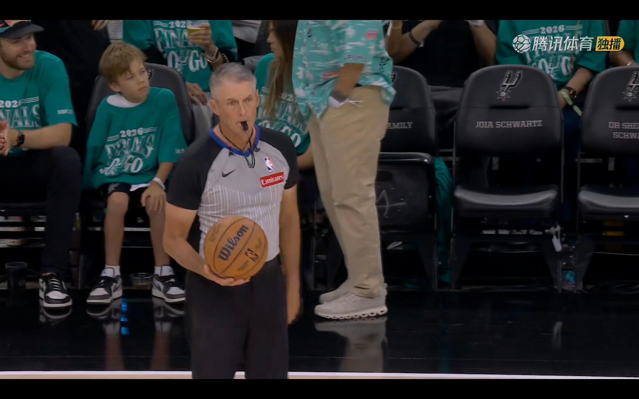 第一场由斯科特-福斯特镇场子尼克斯vs马刺NBA