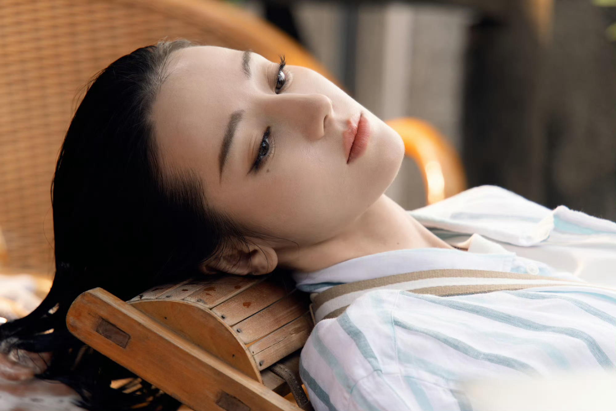 热巴怎么会洗头都这么唯美连抬眼的弧度都那么温柔迪丽热巴