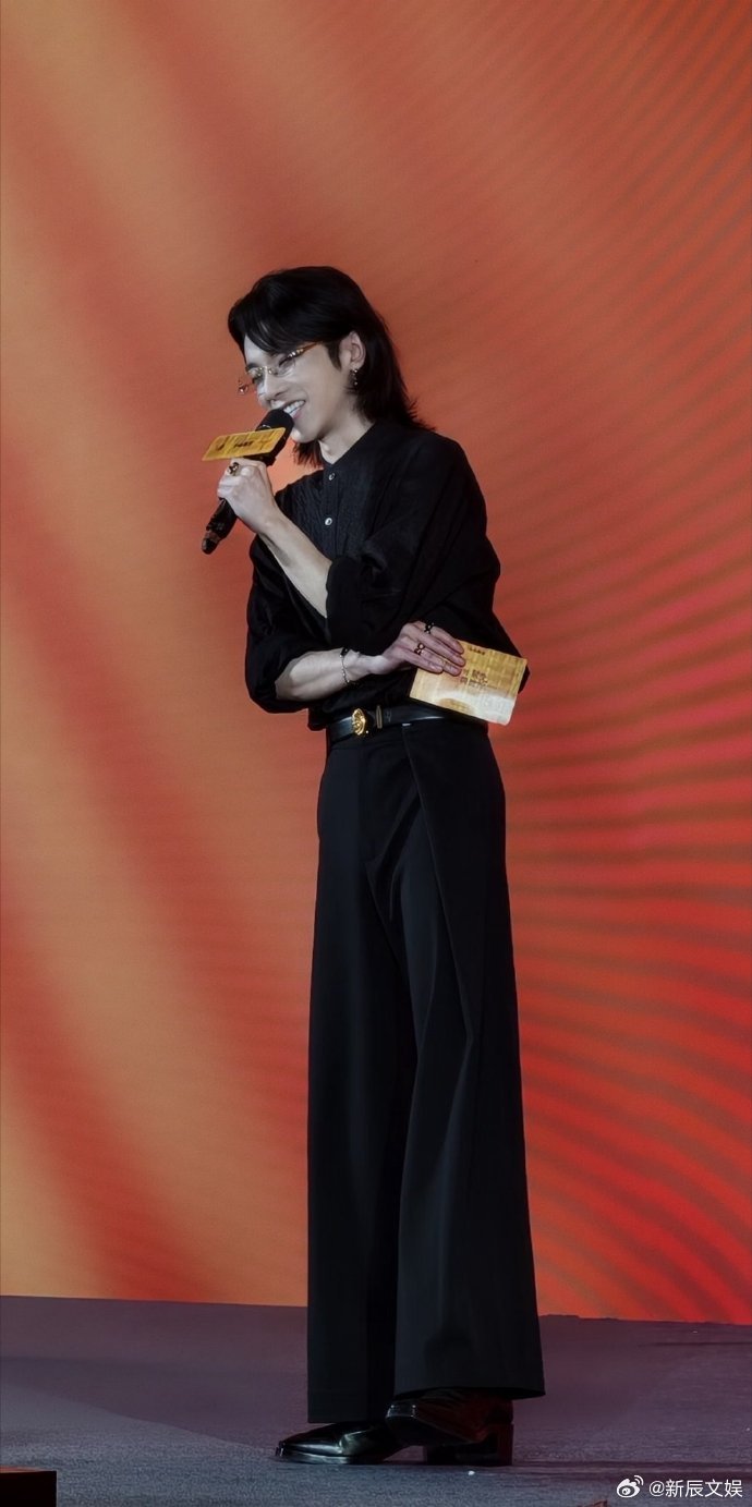 华晨宇华晨宇重点品牌联合创始人 谁激动到攥紧手机！华老板又解锁全新身份，褪去舞台