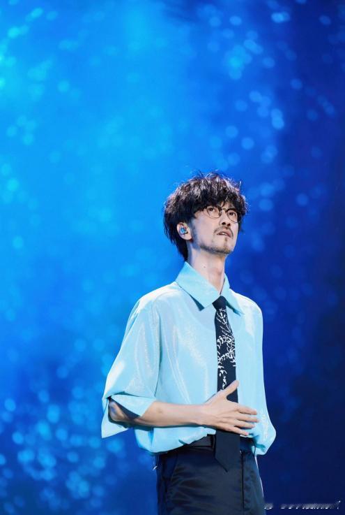 终于听懂了周传雄歌里的治愈 以前听周传雄，被他的伤情旋律所打动，那些歌是青春里的