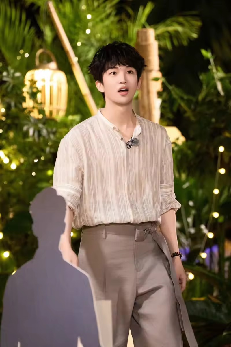 黄子弘凡一颗心八百个心眼子黄子弘凡心思也太活络了，早就摸透黄明昊的纠结，顺势布局