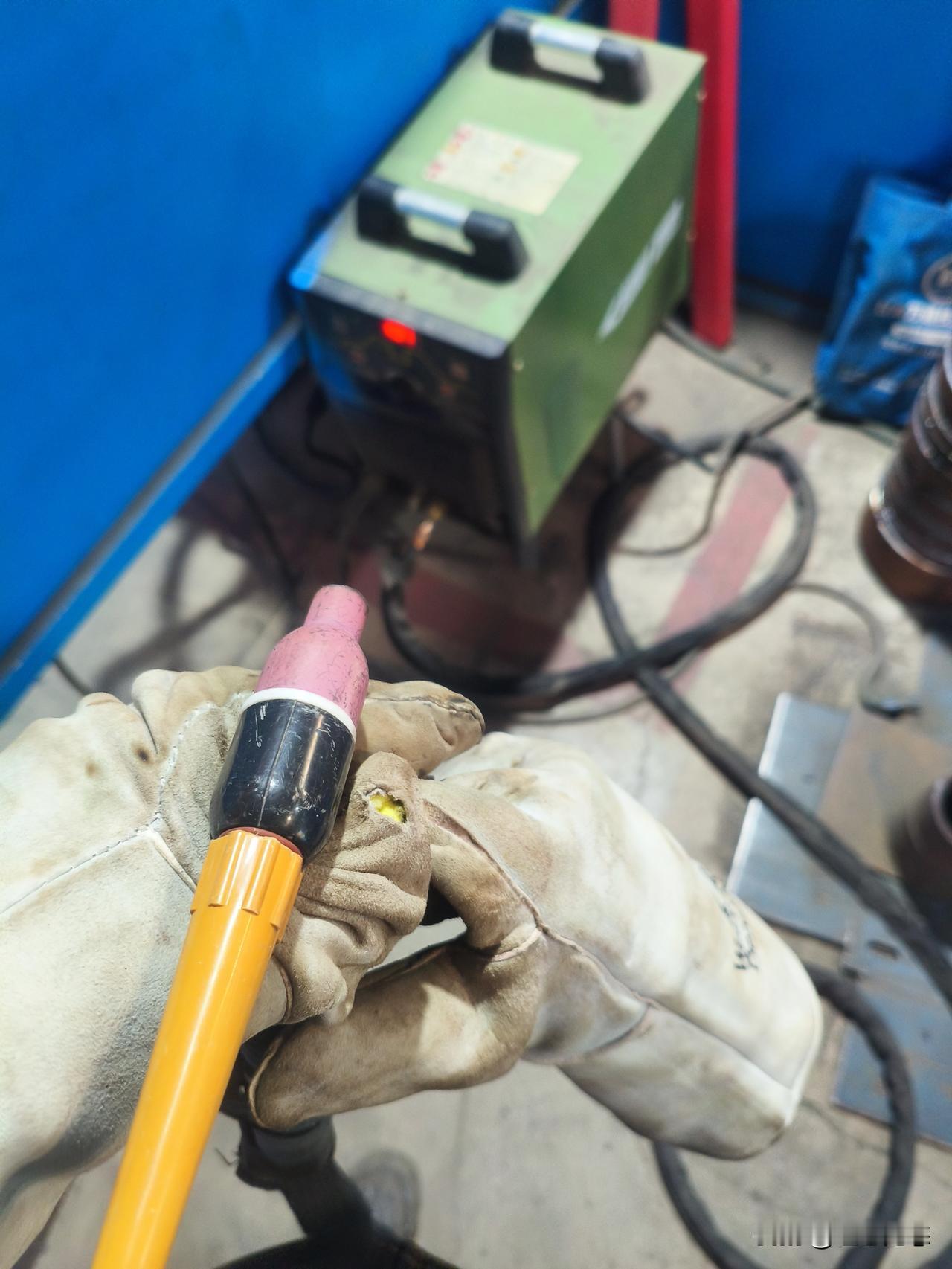 今天给大家分享一段话：挚友会放任至亲去闯荡碰壁，目送至爱去经历歧途，静看知己去踏