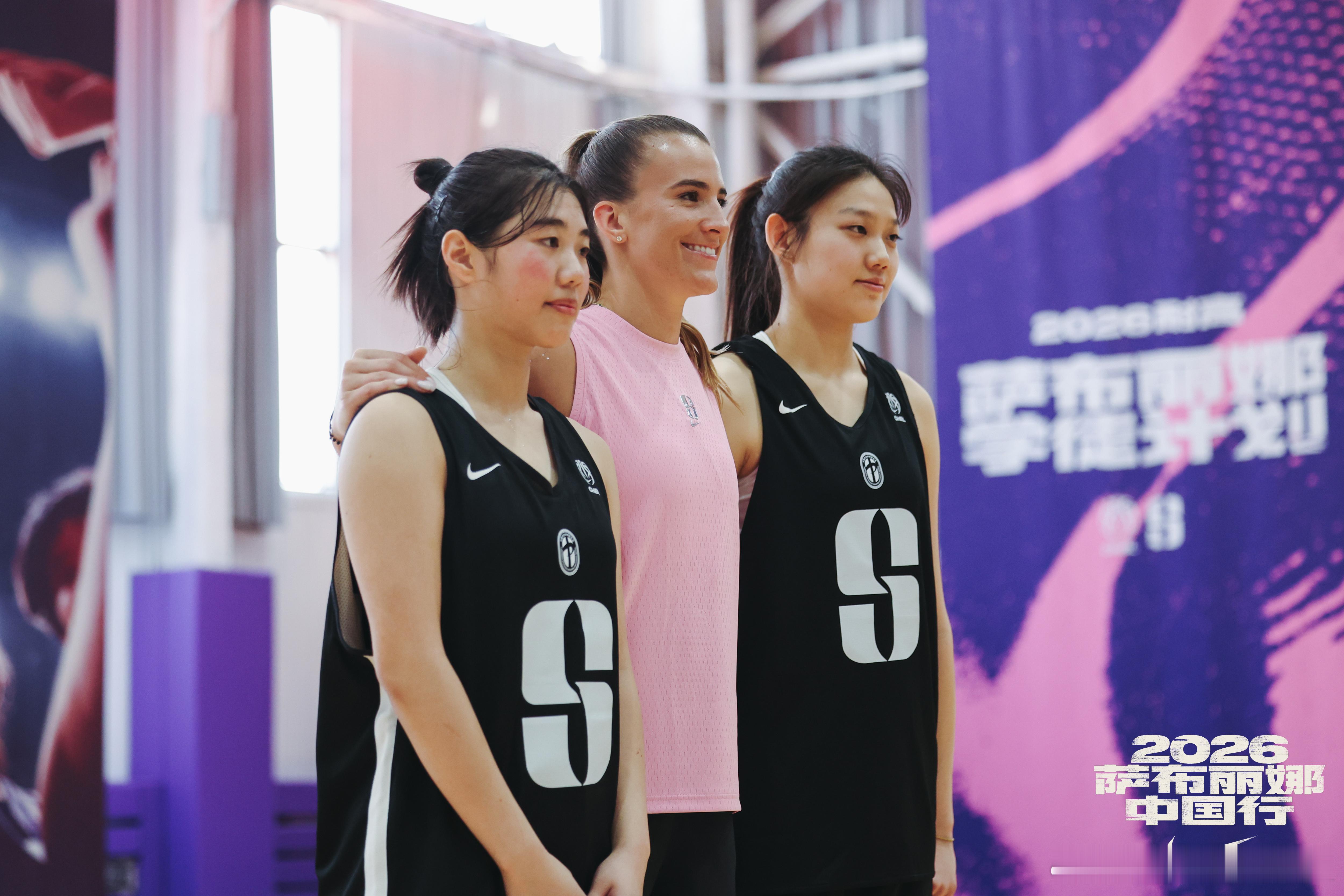 萨布丽娜来到中国行第二站北京，正式开启此次中国行中的“学徒计划”。15名来自不同