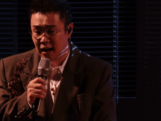 小沈阳一开口就想哭了三公现场的小沈阳，把人生阅历融进歌声之中，情绪拿捏恰到好处，