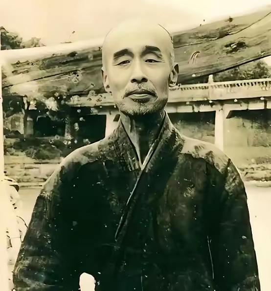 弘一法师晚年，四肢浮肿溃烂，拒绝服药，直面死亡。临终前，他将弟子叫到身边，再三叮