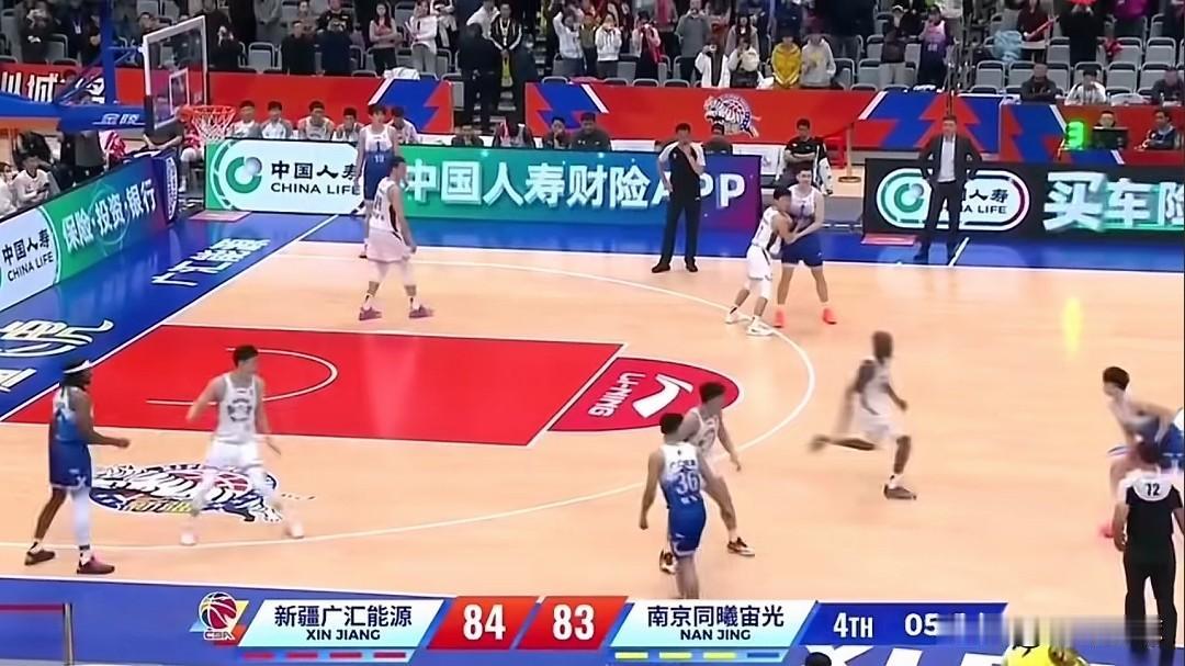 新疆广汇84-83南京同曦，同曦的战术你绝对看不懂。

新疆广汇领先一分打最后一