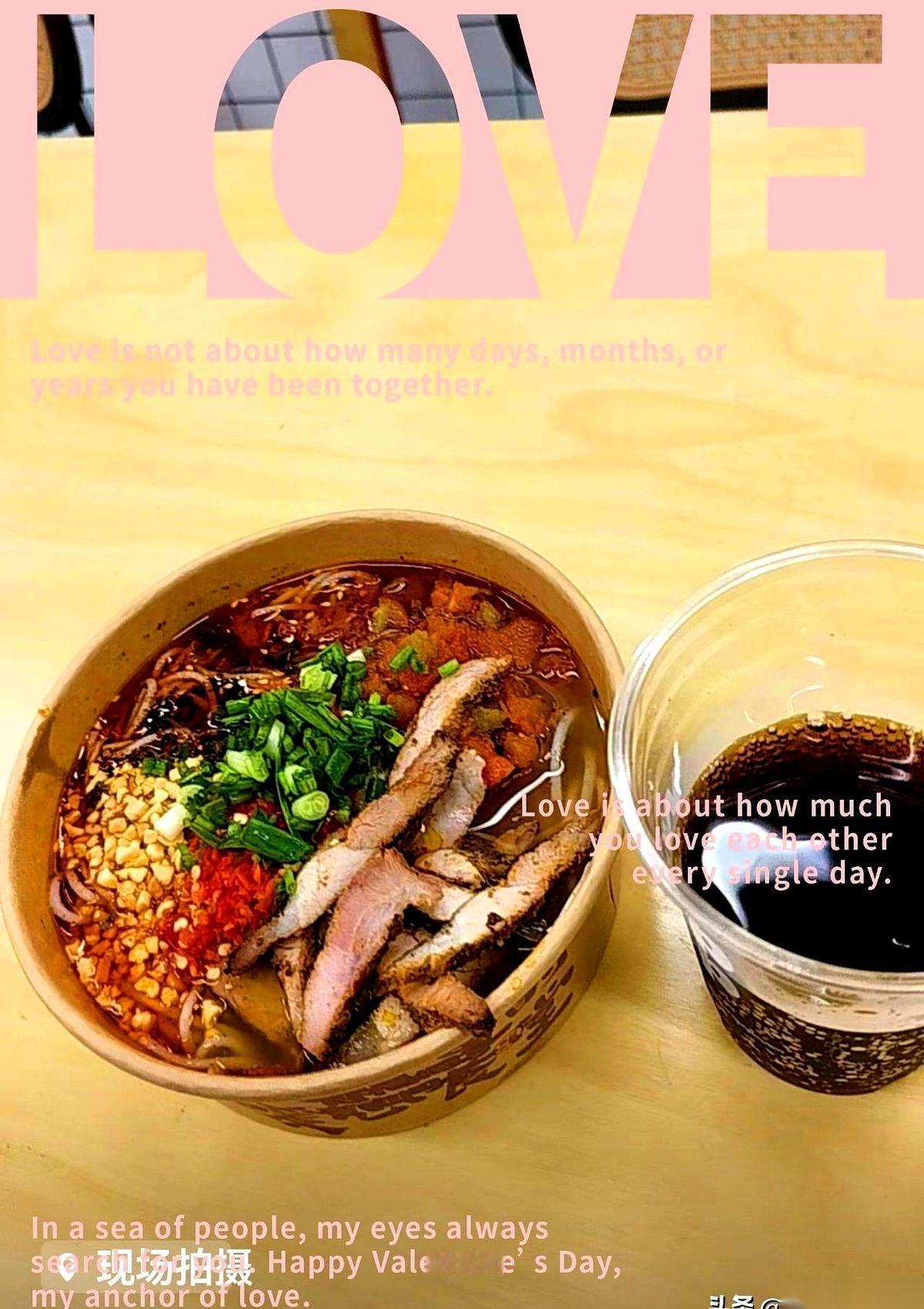 一大早，八点多，店门都还没开。
一个大哥就在门口转悠，硬是等到我们九点半开火。