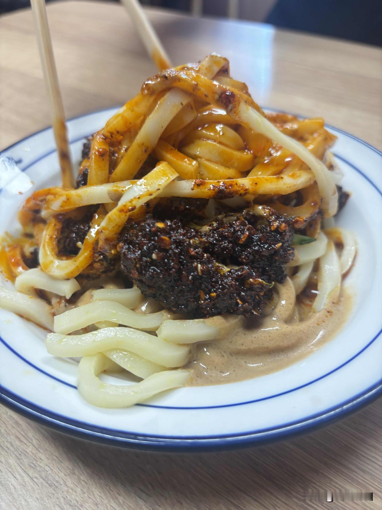 今天在西安龙首北路西段这家马峰酸汤水饺吃饭，韭黄牛肉饺子汤的，大份23元，还有麻