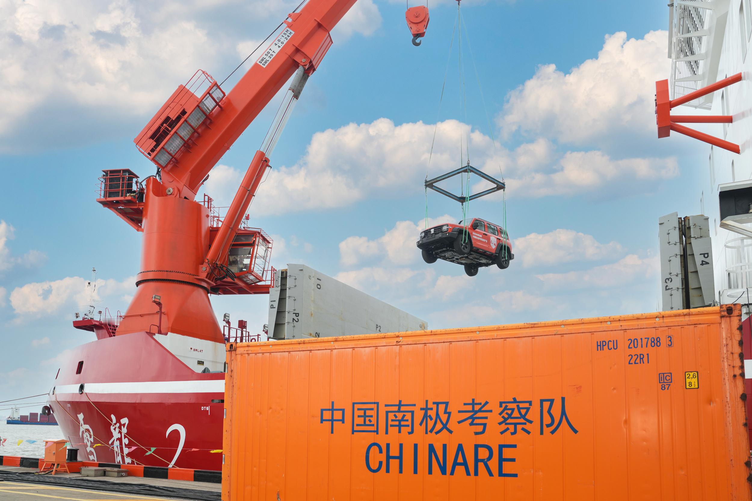 中国第42次南极科考队正式启航，这次长城坦克300柴油版也作为极地运输保障车随队