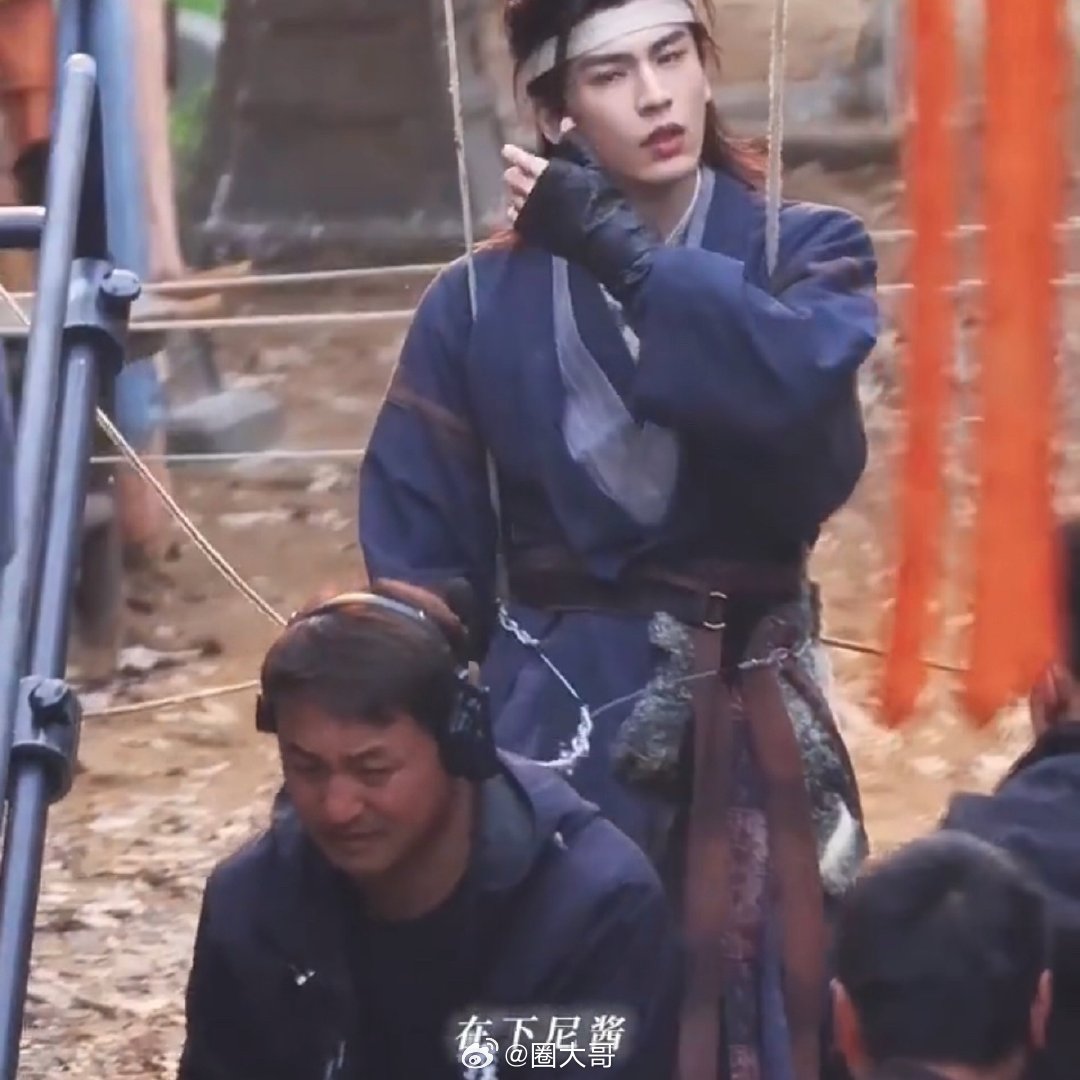 张凌赫归鸾吊威亚翻身路透张凌赫在电视剧《归鸾》的新路透来了，威亚翻身的瞬间，帅到