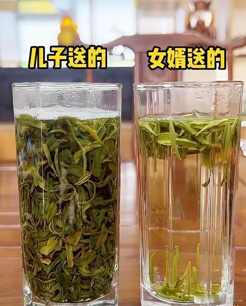 过节的时候，儿子跟女婿都提着茶叶回来看我。
我闲来无事，分别抓了一点泡在玻璃杯里