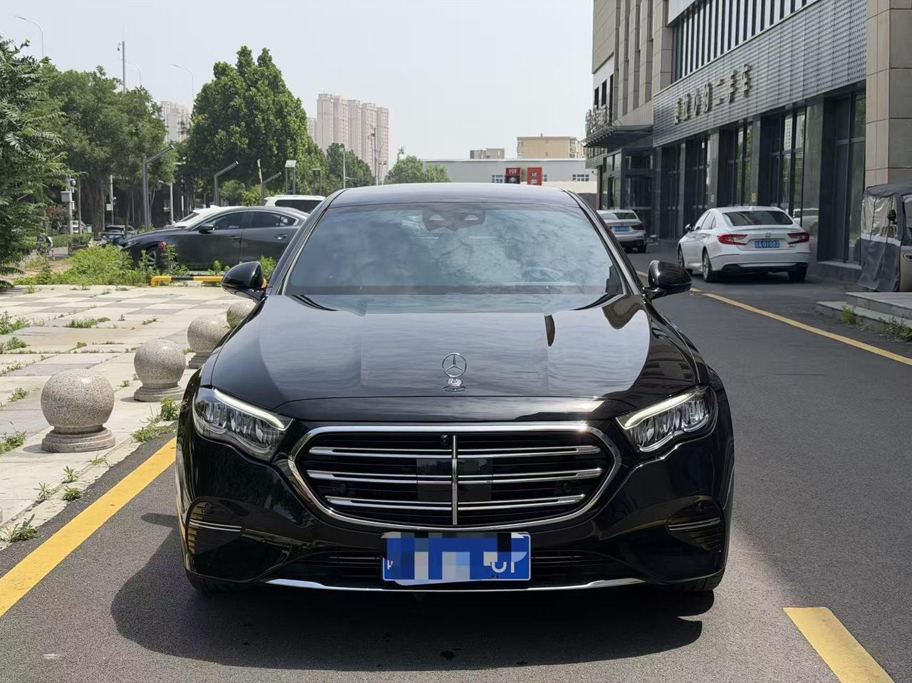市面上想花二十万出头淘一台撑场面的豪华轿车，十个人里至少七个会看奔驰 E。立标稳