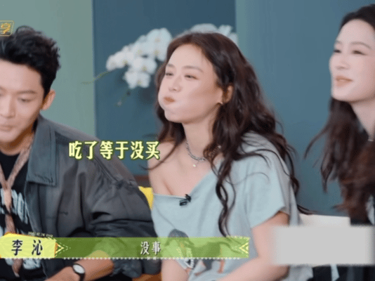 马思纯谁教你这么萌的 马思纯在花少里像只软萌小动物！和小动物贴贴超温柔，角落探头