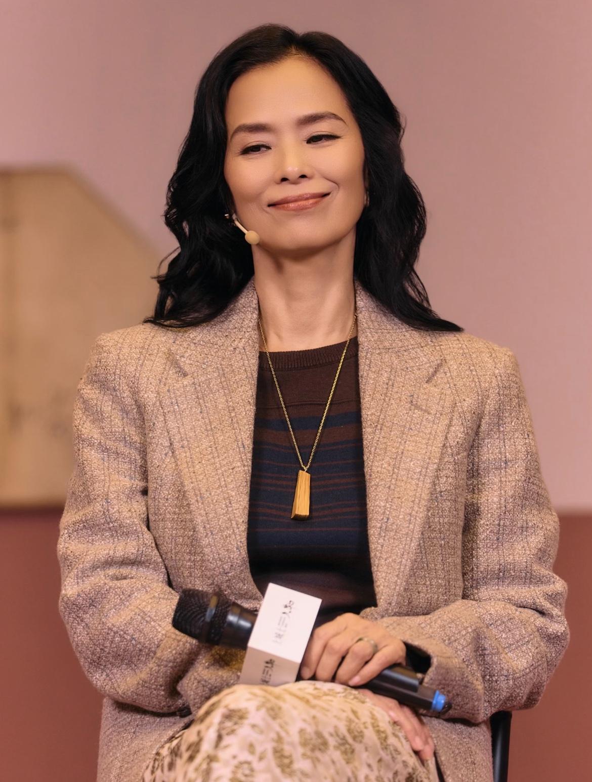 我觉得，
韦唯以后可能很难再唱歌了，
不是因为她唱功不行，而是因为她已经过时了，