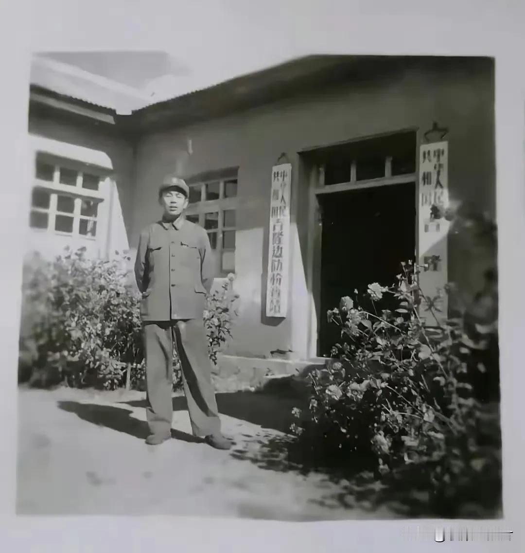 上世纪70年代，当时的吉隆口岸联检大楼，还是砖瓦结构的房子，条件异常艰苦。