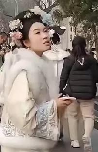 到北京游玩的外地人，似乎到处都能看到穿着满清服饰的人。不知道这是当地文旅部门的刻