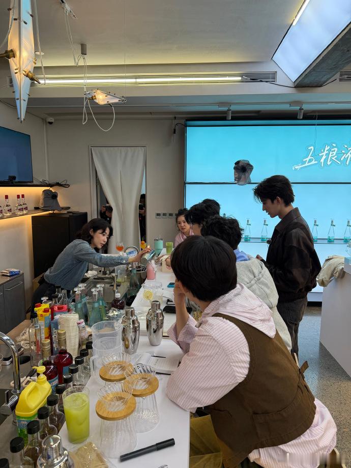 井胧发文告别风华合伙人井胧镜头里的风华群像从拘谨不敢说话到化身全店情绪担当，井胧