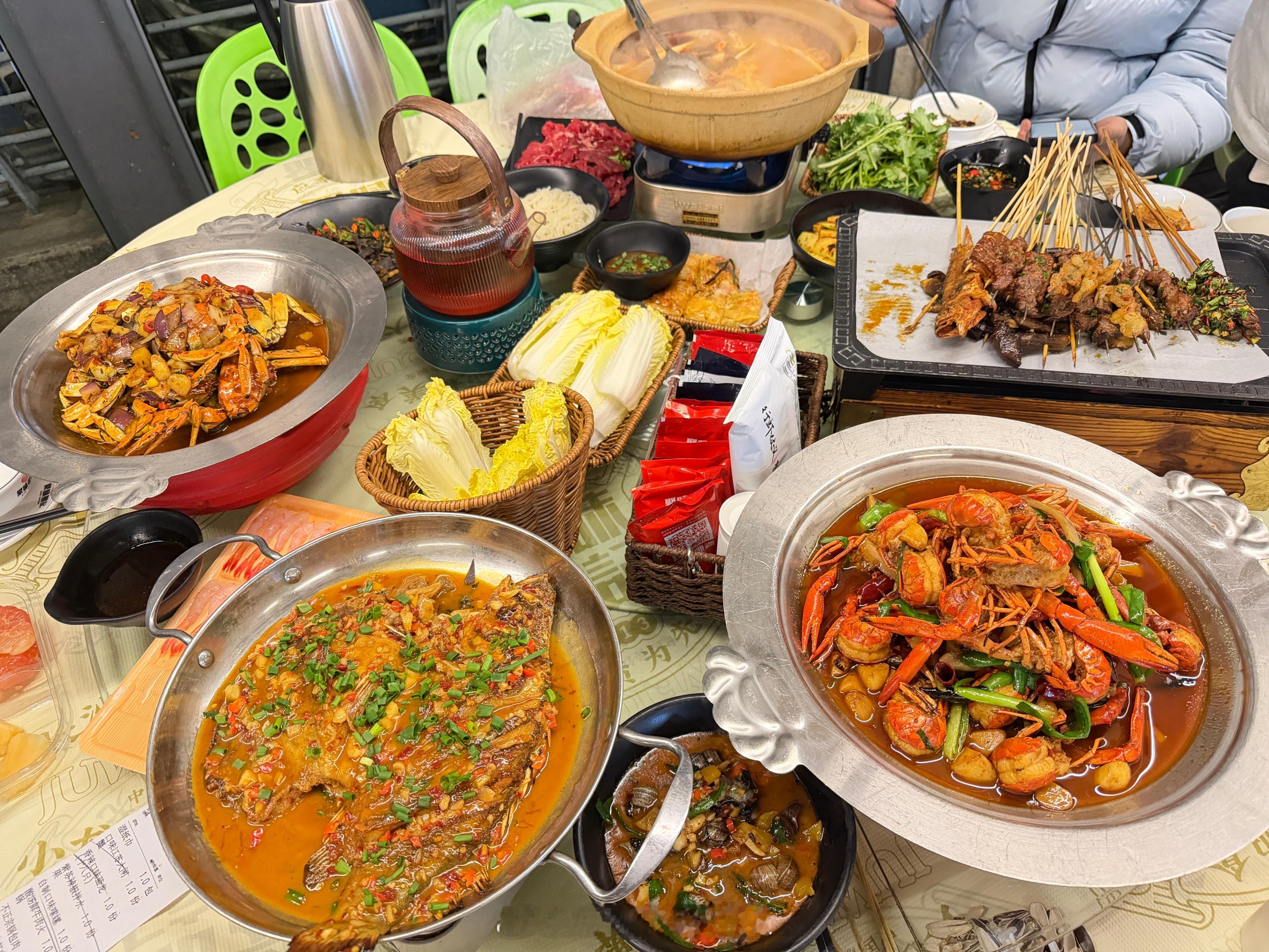 情人节很好的，正在和小龙虾还有嗦啰约会，又吃上咯！这几天对自己嘴巴很好了