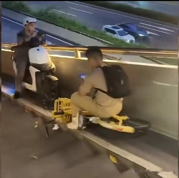 深圳两男子天桥骑车相遇互不相让，从晴天僵持到暴雨！各玩各的手机，这里有三个犟种，