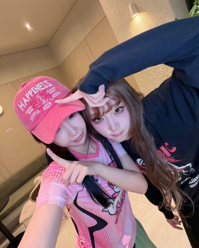 虞书欣崔叡娜合拍照 虞书欣崔叡娜合影 虞书欣崔叡娜合照虞书欣崔叡娜cha