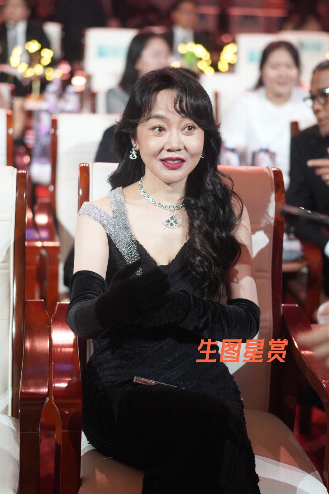 闫妮北影节闭幕式内场，微醺感的佟掌柜好迷人🍷[哇] | 2648独家 ​​​