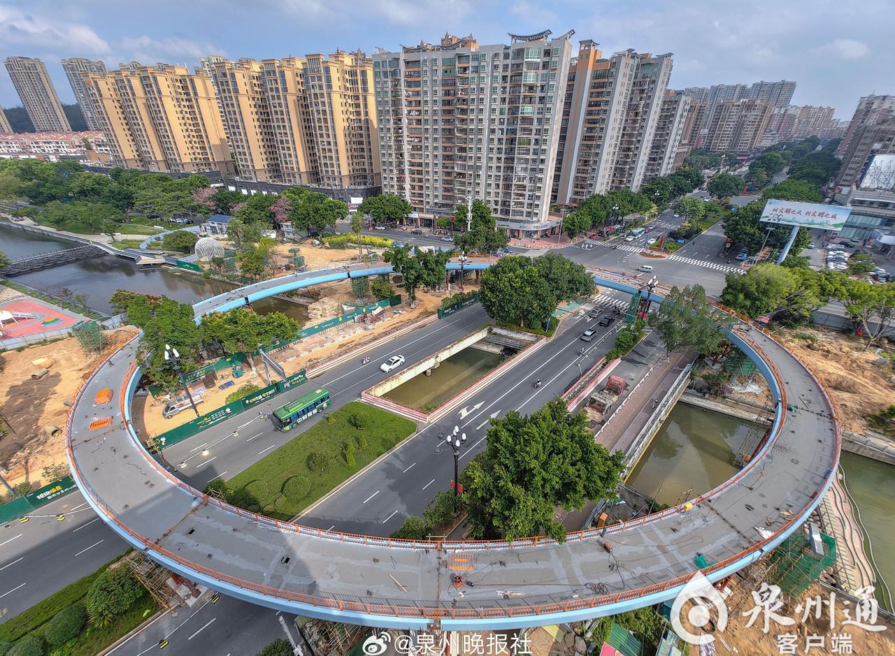 【泉州又一环形天桥雏形显现】作为备受瞩目的城市建设项目，惠安县溪滨公园环形天桥主