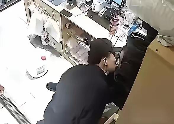 异性相处，分寸感真的千万不能忽视。
湖北这家奶茶店原本是夫妻俩辛苦经营的小店，女