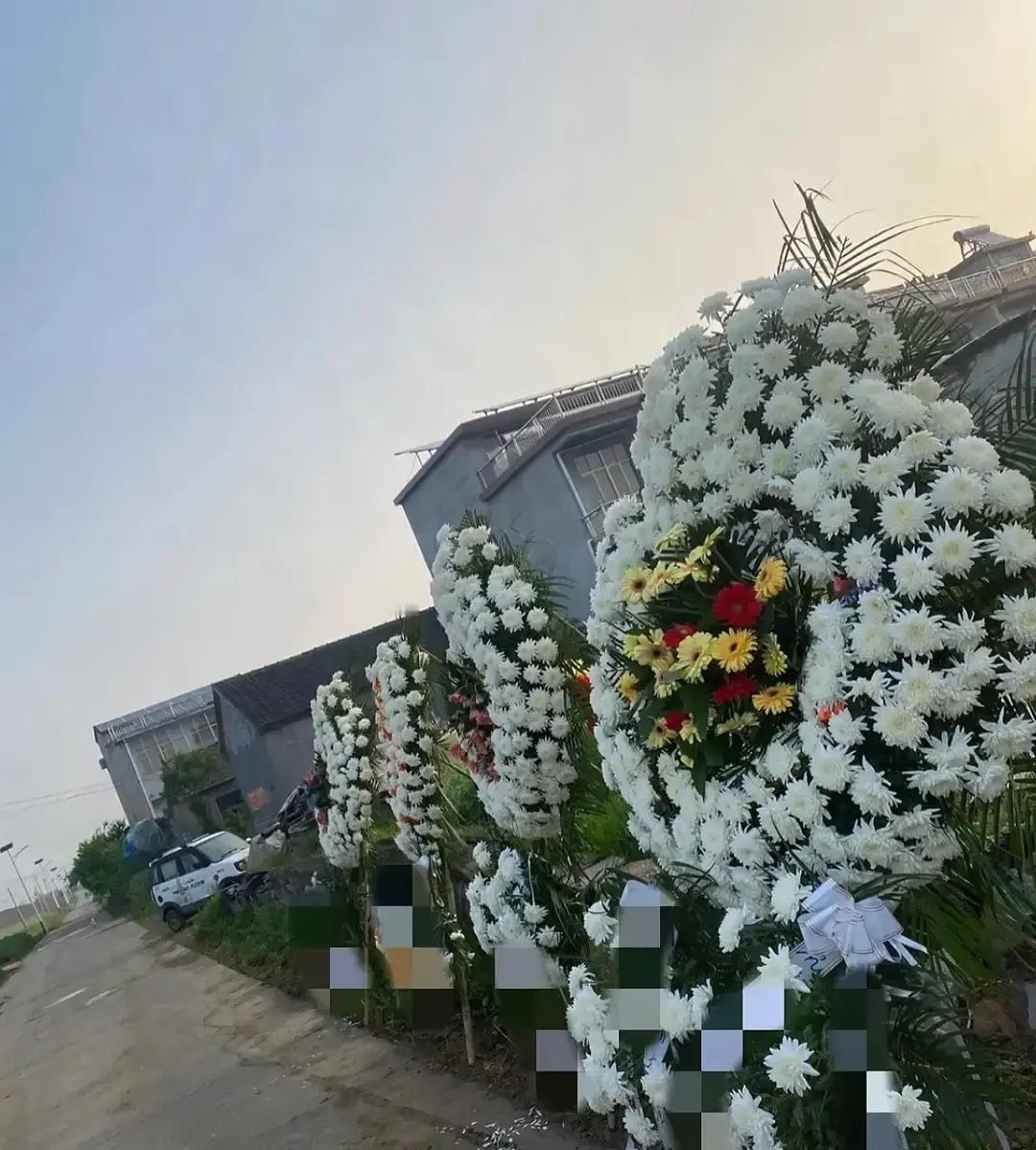 殡葬行业3月30日起全面明码标价，骨灰盒、寿衣这些高价套路被一刀切。
新规把遗体