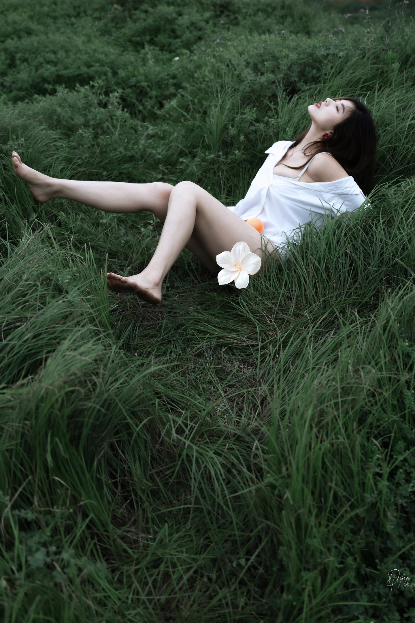 在绿色的草地上｜自由的呼吸。《户外御姐慵懒写真》 御姐的情绪，总是沉默...