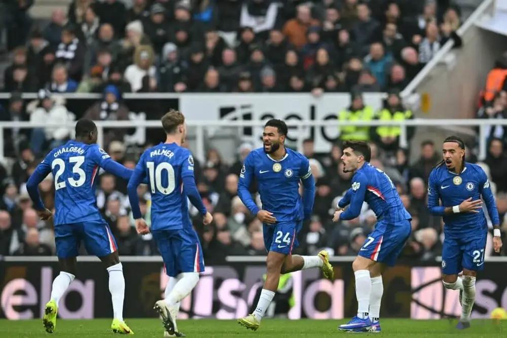 切尔西 切尔西战平纽卡斯尔的那场球，上下半场确实判若两队。上半场切尔西球员被纽卡