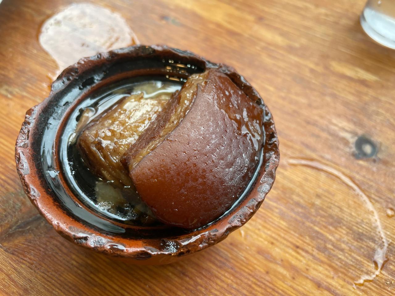 兴致冲冲的花了36块点了一份杭州特色美食东坡肉，它被端上桌的那刻，我惊呆了，好小