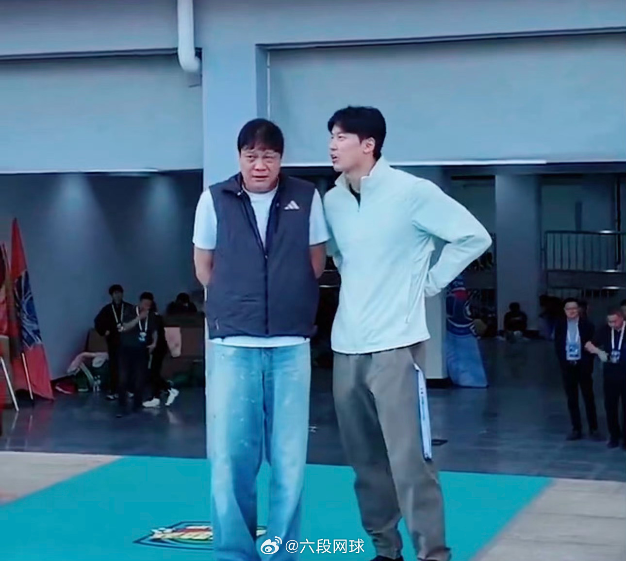 汪顺现身吴越杯和范志毅互动吴越杯奥运冠军汪顺现身嘉兴体育中心，和范志毅热情互动，
