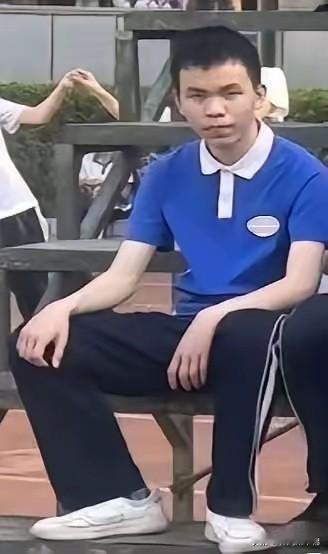 终于明白别人说的面相是什么了。钟建川这个面相看着就是那种内向闷骚，能力不强，自尊