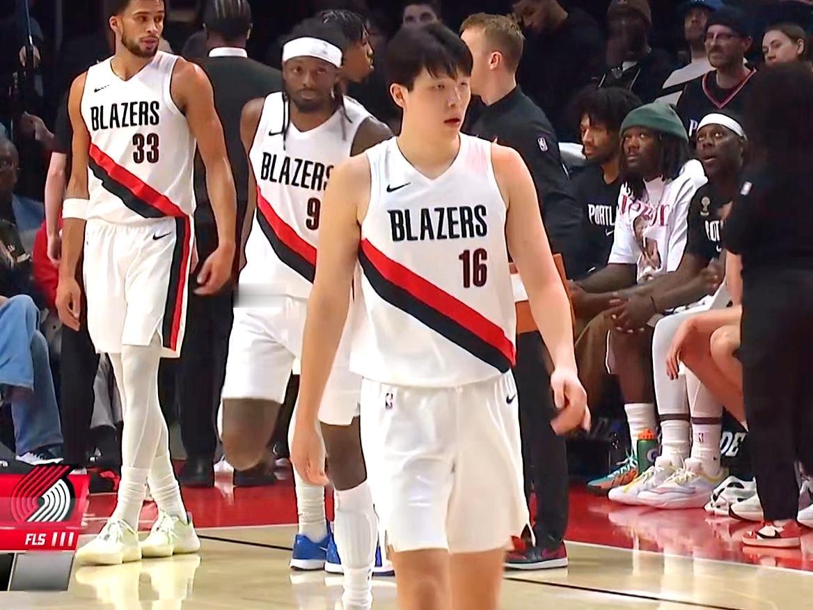 第一轮换中锋身份出场后，杨瀚森无奈成了背锅侠

开拓者对阵猛龙，阿夫迪亚、罗威、