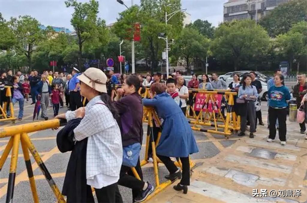 在位时的书记、县长、局长、科长，退休了都一样。
我天天接孩子上下学，见过太多的昔