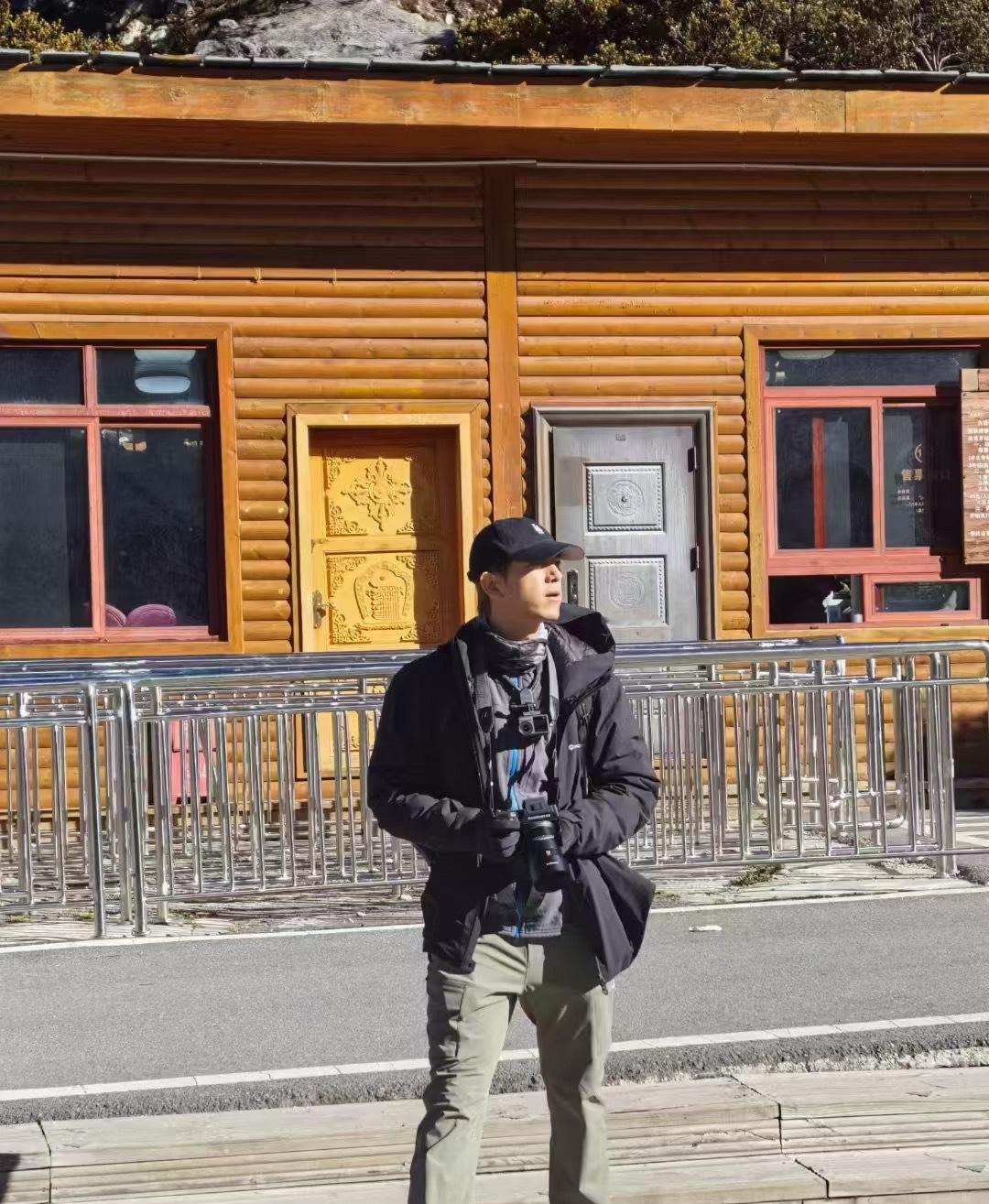 网友分享了之前在稻城亚丁偶遇李现的照片，满满的故事感[爱你]。 