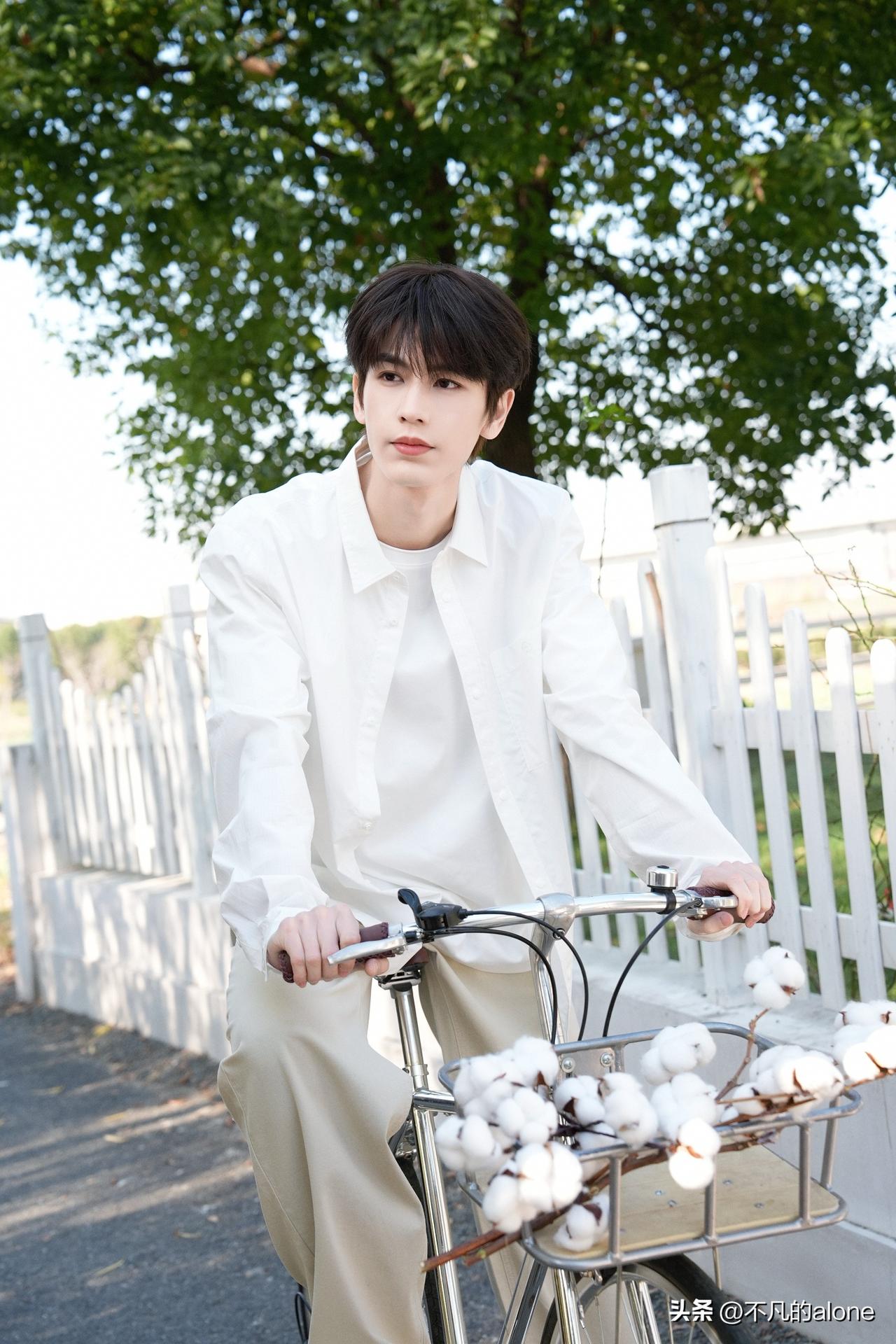 3月24日，综艺《开始推理吧4》开始首轮录制，迪丽热巴和白宇确认缺席，常驻嘉宾共