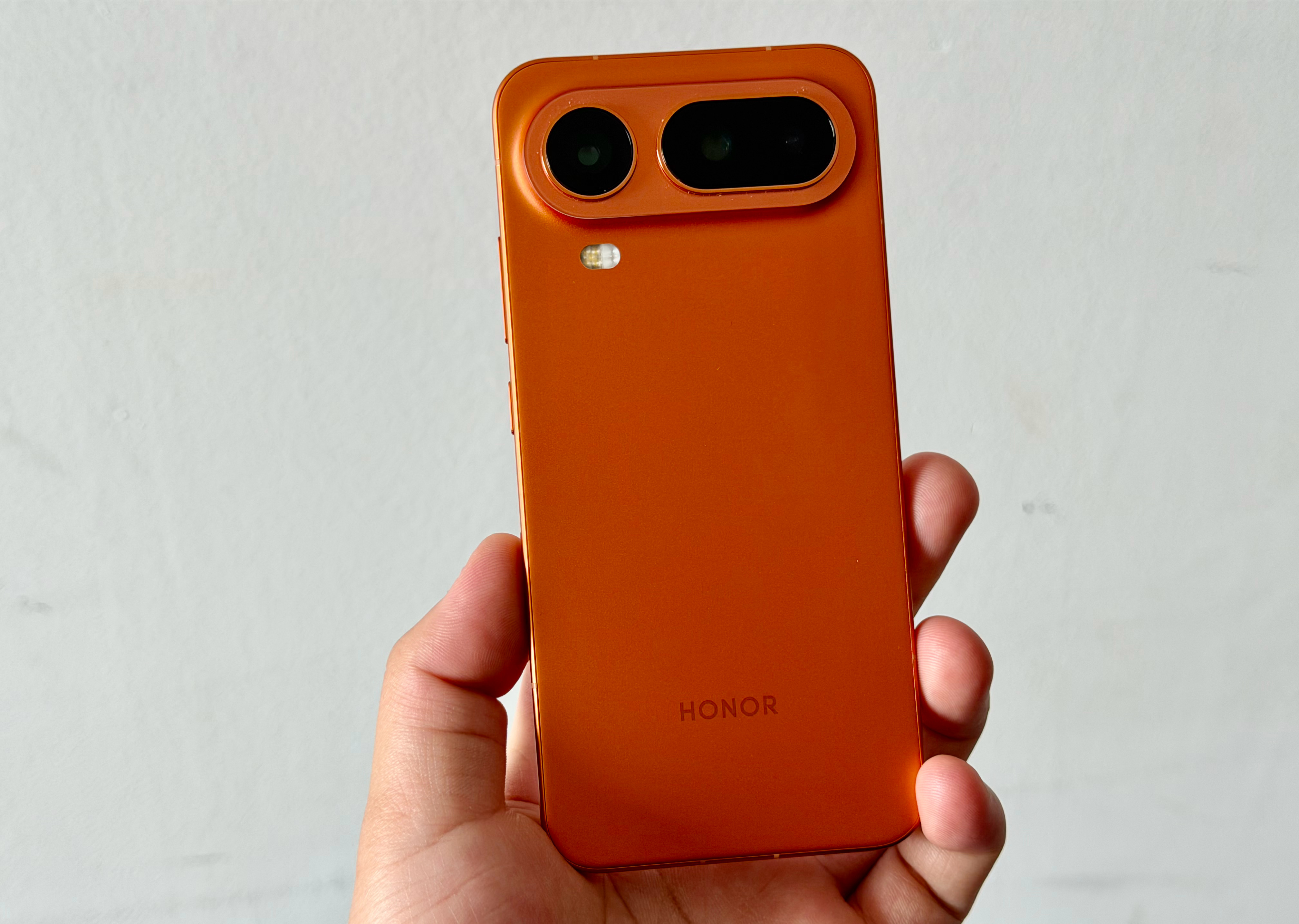 苹果客服回应iPhone一个月褪色这荣耀Magic8ProAir不会褪色，而且这