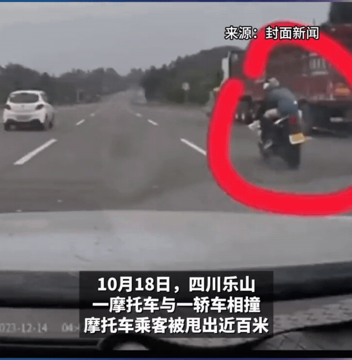 10月18日，四川乐山，一摩托车骑手载着一个人为了追求刺激，在道路上高速行驶，结