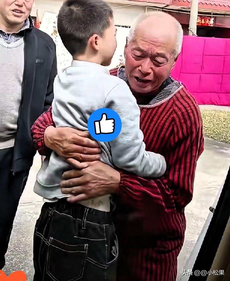 谁能想到，一个小小的孩子，竟藏着这么重的孝心。准备坐车离开的小男孩，突然推开车门