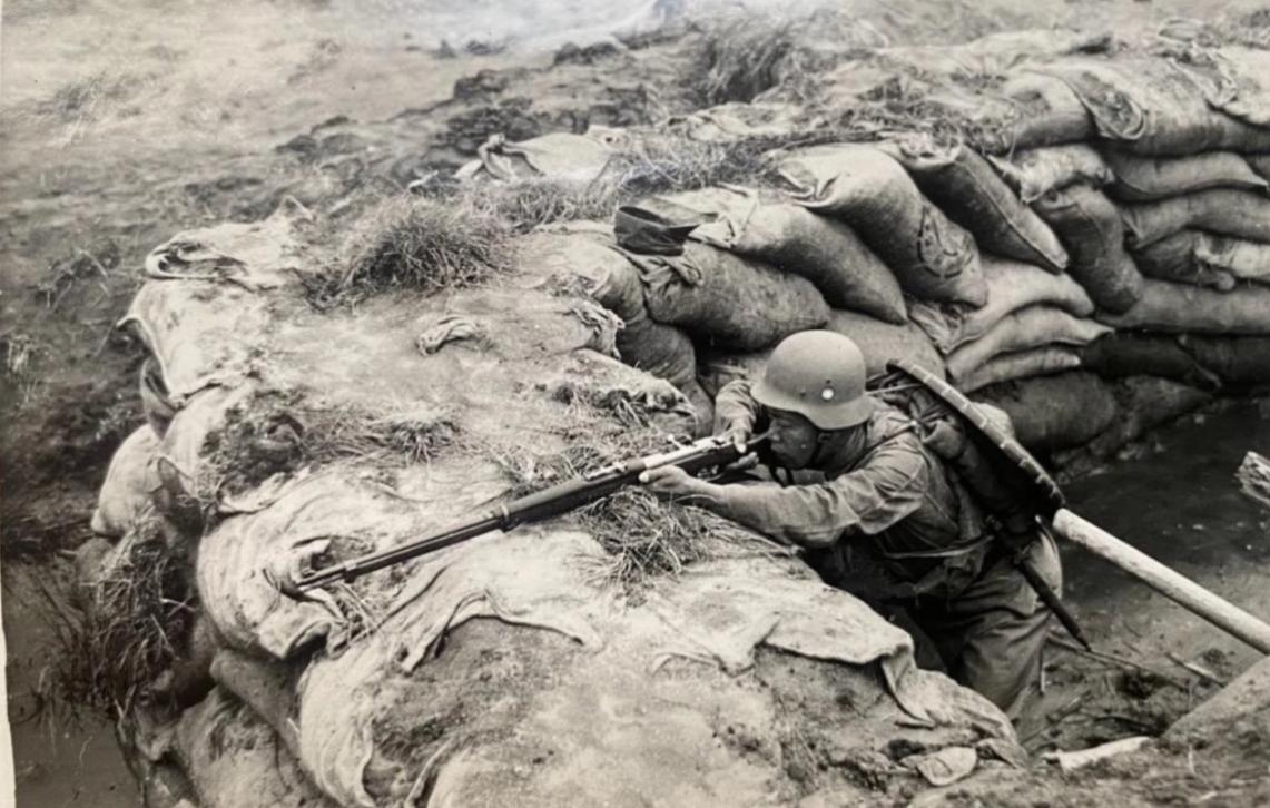 1937年淞沪会战期间的一组照片，国民革命军第88师的战斗摆拍。该师是淞沪会战中