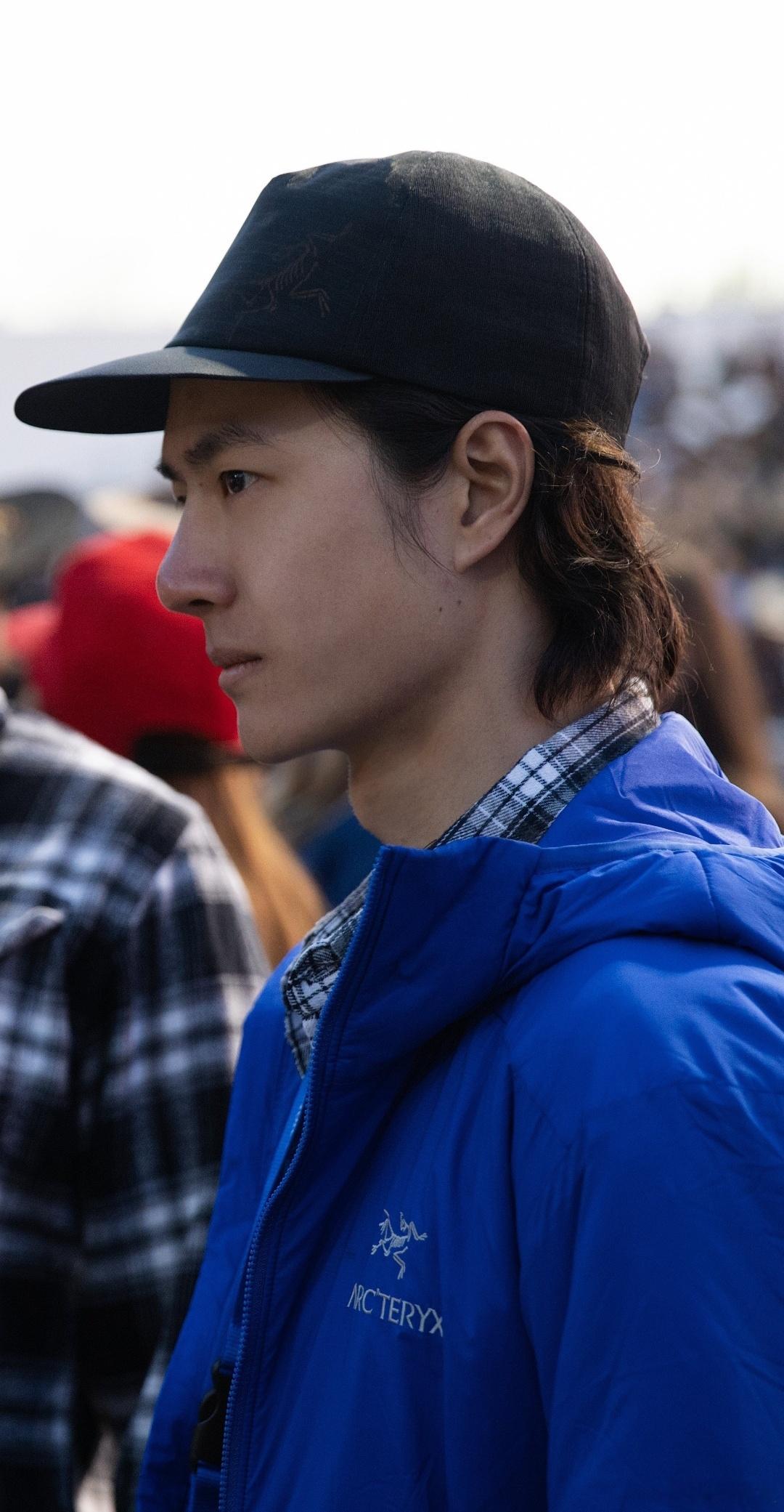 最新的探险博哥明信片送达，这手臂上青筋！顶级A王一博两眼一睁就是爬 🦁 王一博